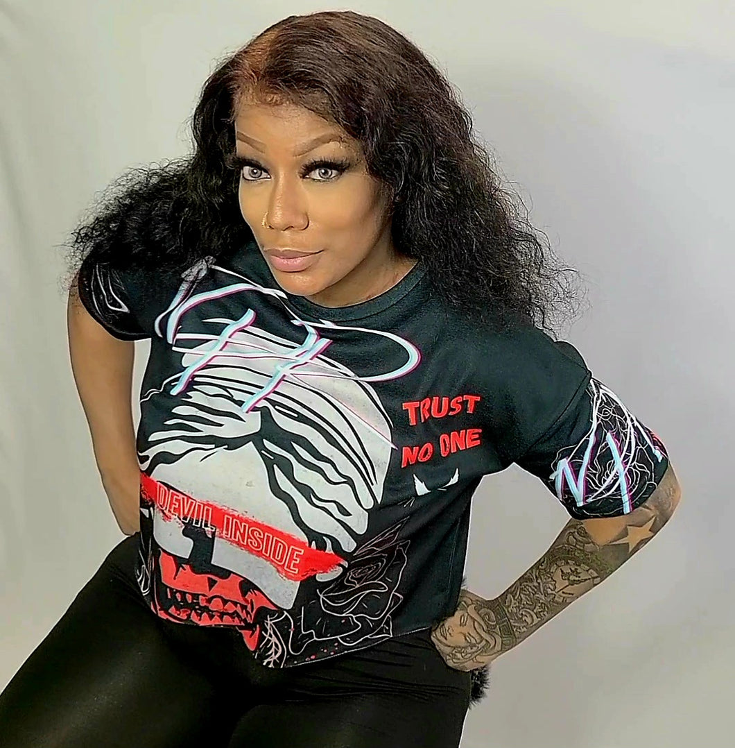 TRUST NO ONE Cropped Tee black